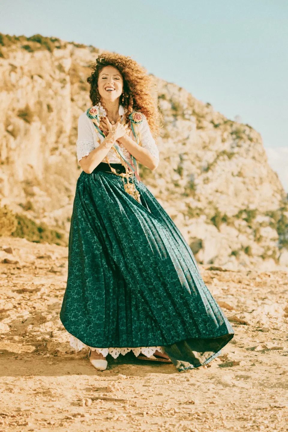 Ángela Cervantes en vestimenta tradicional